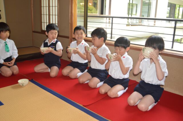 幼稚園のお茶室にて年長組がお茶会をしました

#永観堂幼稚園　
#永観堂　
#京都市私立幼稚園　
#京都市左京幼稚園　
#お茶会　
#裏千家　
#お茶室