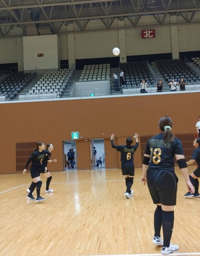 ９月９日に京都府私立幼稚園PTA連合会バレーボール左京地区大会が開催され、当園もバレー部のお母さん方が参加されました。
今大会は１１チームによるトーナメント戦です

１回戦は実力を発揮し２－０の圧勝
準決勝は優勝した園を相手に善戦しましたが０－２の惜敗
そして３位決定戦は見事に２－０のストレート勝ち
これにより永観堂幼稚園としては２０年ぶりとなる３位の表彰をいただきました
子育てしながら時間をとって練習に励んできた努力の積み重ねが成果につながりました

バレー部のみなさん、ご家族の皆様、応援していただいた皆様
おめでとうございます！

#永観堂幼稚園　
#永観堂　
#PTAバレーボール大会
#京都市左京幼稚園　
#