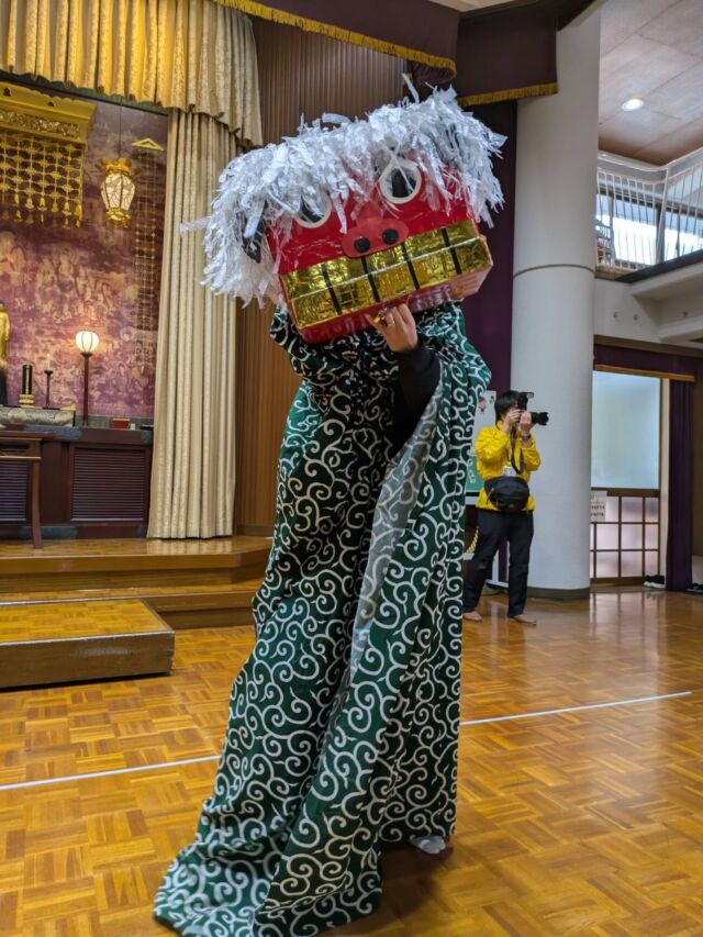 今日は新年恒例の獅子舞の登場
園庭では正月のしめ縄飾りや書初めを燃やす伝統行事の「どんど焼き」を行いました

#永観堂幼稚園
#永観堂
#獅子舞
#どんど焼き