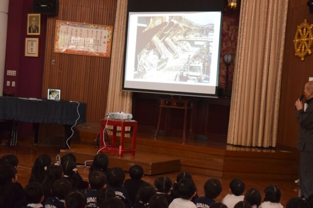明日で阪神淡路大震災から３１年
本日は震災を想定した防災避難訓練を行いました

そのあと年長組は運動場で体操教室

最後の写真は園庭で凧あげを試みましたが、もみじの木に引っかかってしまったところです

#永観堂幼稚園　
#永観堂　
#阪神淡路大震災　
#防災訓練
#体操教室　
#凧あげ