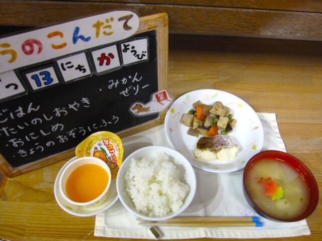 【給食シリーズ　１月】
今後は毎月の給食を紹介いたします

本園の給食は、専任の栄養士が献立作成から、食材の仕入れ、調理に至るまですべてを園で行う方式です。
保育現場を熟知する教職員と栄養士が話し合いながら、子どもたちの今の成長にあわせた給食を考え、どこにもない永観堂オリジナルを実現しています。

#永観堂幼稚園　
#永観堂　
#給食　
#自園給食