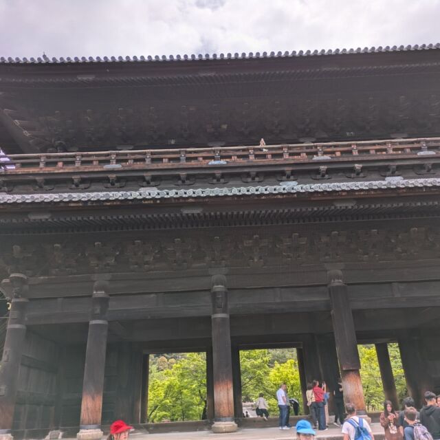 南禅寺へお散歩へ🌿

今日は年中組が春のお散歩で、南禅寺へ出かけました。
歴史ある静かな境内を歩きながら、景色をゆっくり楽しみました。

途中では、レンガ造りが印象的な水路閣にも立ち寄り、「すごーい！」と園児も大喜び。
たくさん歩いて、たくさん発見した一日になりました。

園では年少組が元気に泳ぐ鯉のぼりを見上げ、目を輝かせていました。

#永観堂幼稚園
#永観堂
#南禅寺
#水路閣
#京都市私立幼稚園