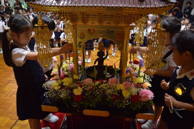 「母の日」参観日

運動場での体操の後、園内ホールで花まつり（灌仏会）をしました

それからは
年長組は作陶、年中組は数珠作り、年少組はクイズ

最後はお母さんへプレゼント渡し
子どもも大人もみんなニコニコの一日でした

#永観堂幼稚園
#永観堂　
#母の日　
#花まつり　
#灌仏会　
#作陶
#数珠作り