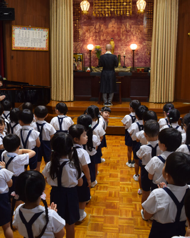 【２学期始業式】
８月末の１週間は夏期保育でした。
今日から２学期が始まります。

運動会や作品展・もみじまつりなどたくさんの行事がありますが、子どもたちがこの間にたくましく成長していくことを願っています。

朝掃除をしていると、園庭にタマムシが遊びにきていました。

#永観堂幼稚園　
#永観堂　
#京都市私立幼稚園　
#仏教幼稚園　
#２学期始業式　
#タマムシ