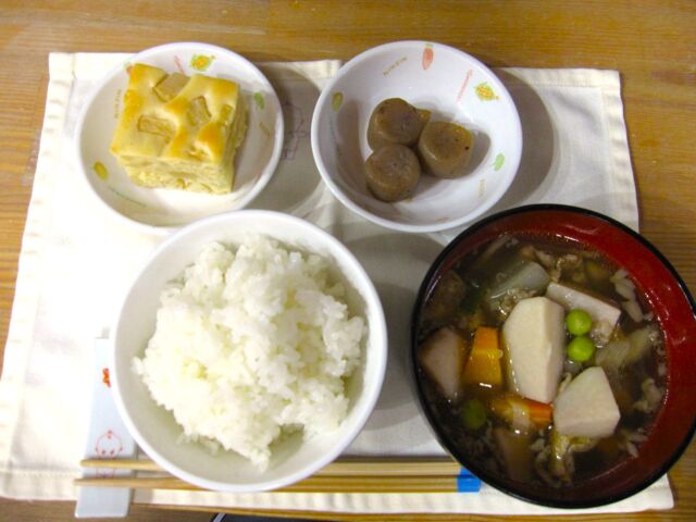 【９月の給食】
９月の給食を一部紹介します

・１枚目　郷土料理献立（山形県）
　ご飯　芋煮　玉こんにゃくの炊いたん　ラ・フランスのケーキ

・２枚目　世界の料理献立（ハワイ）
　ロコモコ丼　ルアウシチュー風スープ　メープルマフィン

・３枚目　京野菜献立
　栗ご飯　かしわの塩麴焼き　紫ずきん　なすとお揚げの炊いたん　湯葉のおすまし　おはぎ

・４枚目　収穫祭
　さつま芋ご飯　鶏肉のミートローフ　もやしの和風ナムル　豆腐の赤だし　ヨーグルト

・５枚目　まごわやさしい献立
　玄米ご飯　鮭のごま味噌マヨ焼き　昆布煮豆　水菜とえのきのおすまし　さつま芋の蒸しパン

#永観堂幼稚園　
#永観堂　
#給食　
#自園給食　
#京野菜　
#まごわやさしい　
#ロコモコ丼　
#栗ご飯　
#さつま芋ご飯